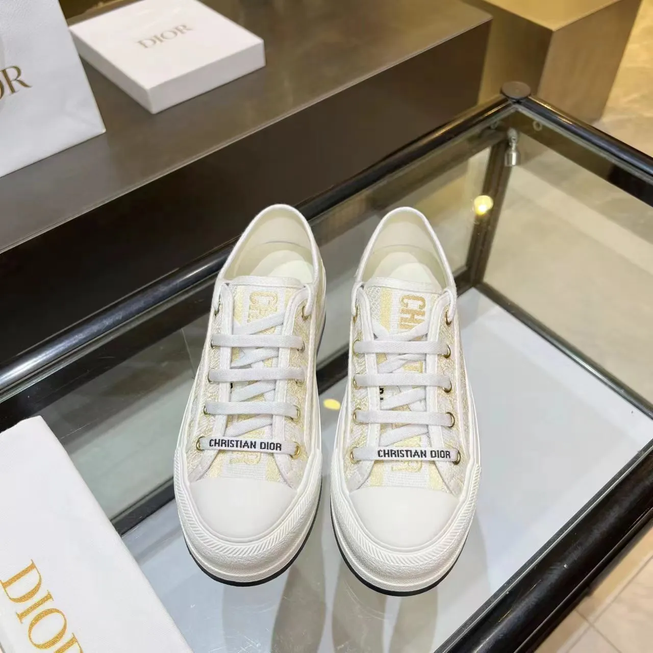 👟👟Ex-factory price 520👟👟 Dior’s 2025 Walk ‘n’ Dior embroidered mid-top casual shoes are new. On the fashion stage, Dior embroidered shoes are the well-deserved protagonist. Delicate stitching is used on the upper, every stitch is devoted to the craftsman's efforts, and every thread is woven with artistic poetry. From complex floral patterns to smart geometric textures, embroidery is like the magic that gives shoes life, allowing them to show dynamic beauty even in static conditions.   Wearing Dior embroidered shoes feels like stepping into a dream world full of art. It is not only a pair of shoes, but also a walking piece of art that perfectly integrates fashion and culture. Whether you are strolling on the bustling city streets or attending important social occasions, Dior embroidered shoes can add unique charm to your style and become the focus of everyone's attention.   Choosing Dior embroidered shoes means choosing a persistent pursuit of quality and a unique understanding of fashion. Let it accompany you through every wonderful moment and leave your own fashion mark.  Material: Sheepskin lining, feet, silk cowhide, size 35-41, heel height 5cm